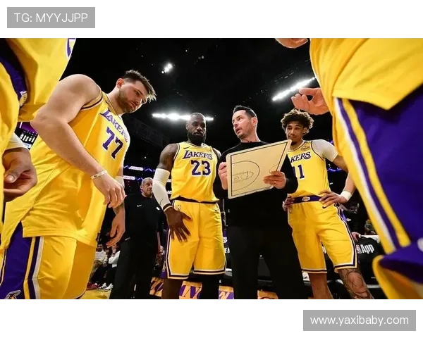詹姆斯率领湖人逆袭战胜勇士，展现王者风范助队冲击季后赛